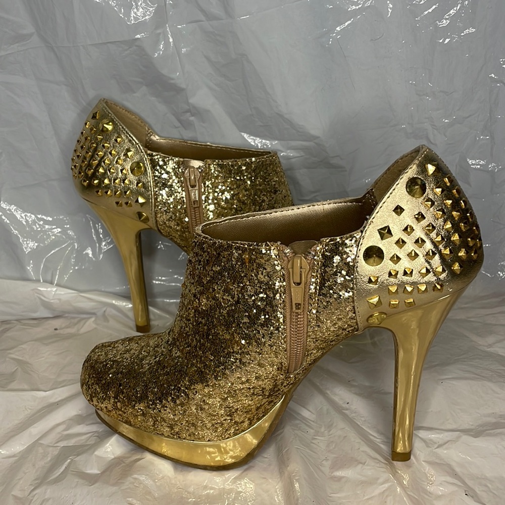 Bongo sz 8.5 gold glitter studded heels